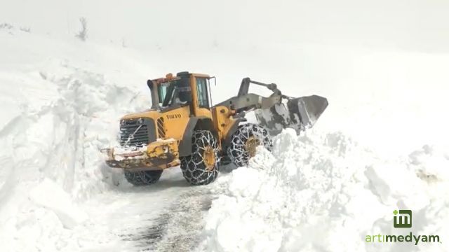 32 Köy Yolunu Açmak İçin 11 Ekip Mesaiye Devam Ediyor