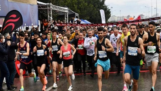 Yağmur binlerce koşu tutkununu durduramadı