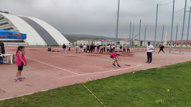 300 sporcu seçmelerde ter döktü