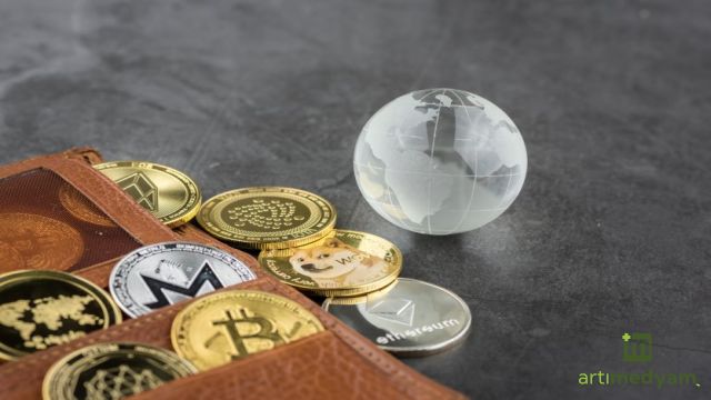 Bitcoin Düşüşe Geçti, DCR Yükseliyor