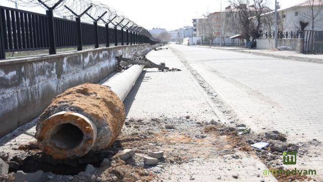 Genç’te beton direkler kaldırılıyor