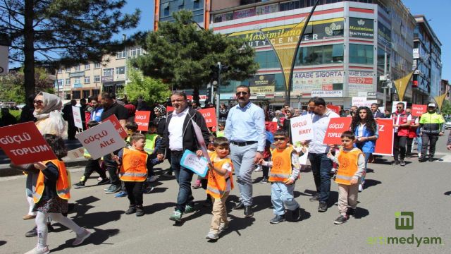 Aileler ve çocuklardan kortej yürüyüşü