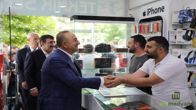 Çavuşoğlu, esnafla bir araya geldi