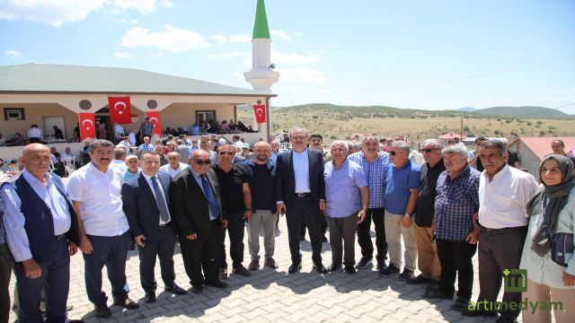 Vali Ekinci, camii açılışına katıldı