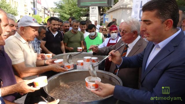 Belediyeden vatandaşlara aşure ikramı