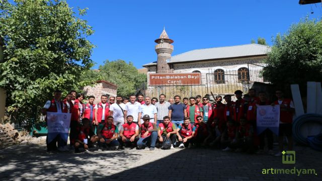 Gençlik gönüllüleri, tarihi yerleri gezip çocuklarla vakit geçirdi