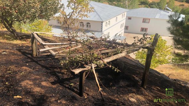 Bahçe yangını eve sıçramadan söndürüldü