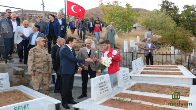 Şehit olan 19 vatandaş kabirleri başında anıldı