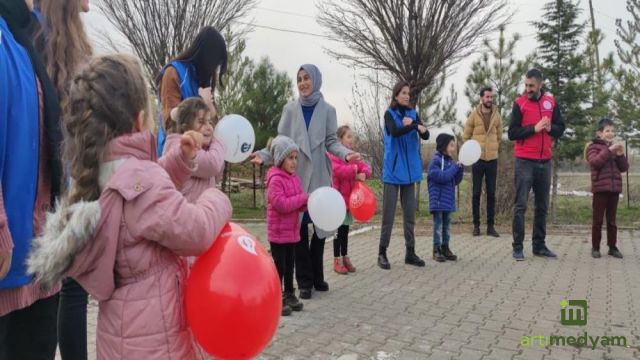 Gönüllü Gençlerden Çocuklara Palyaço Sürprizi