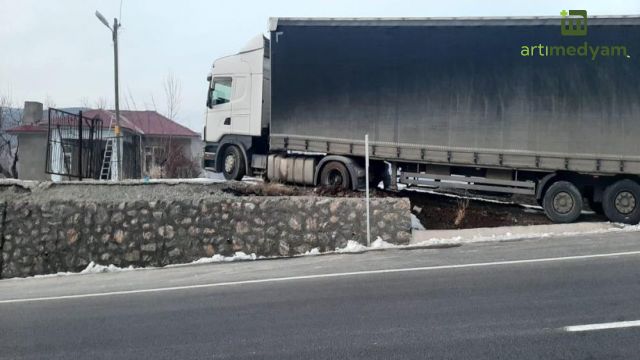 Freni boşalan tır, istinat duvarına çıkarak durdu