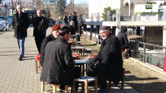 Kar yağışının olmadığı Bingöl’de, vatandaşlar güneşin tadını çıkardı