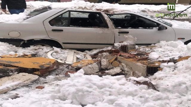 Çatıdan düşen kar, otomobili kullanılmaz hale getirdi